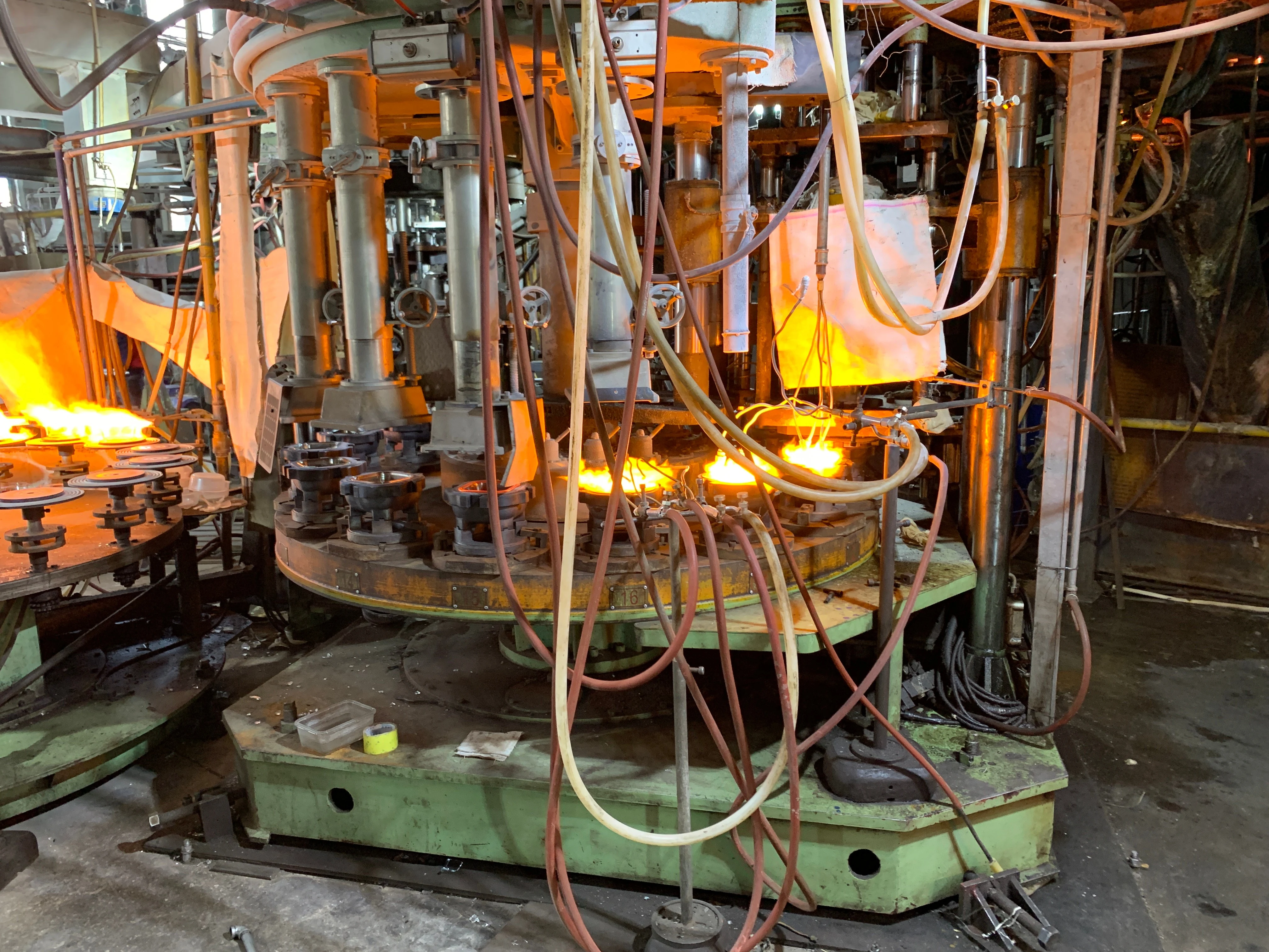 Automated machine press and forming workshop at Jingyue Glass